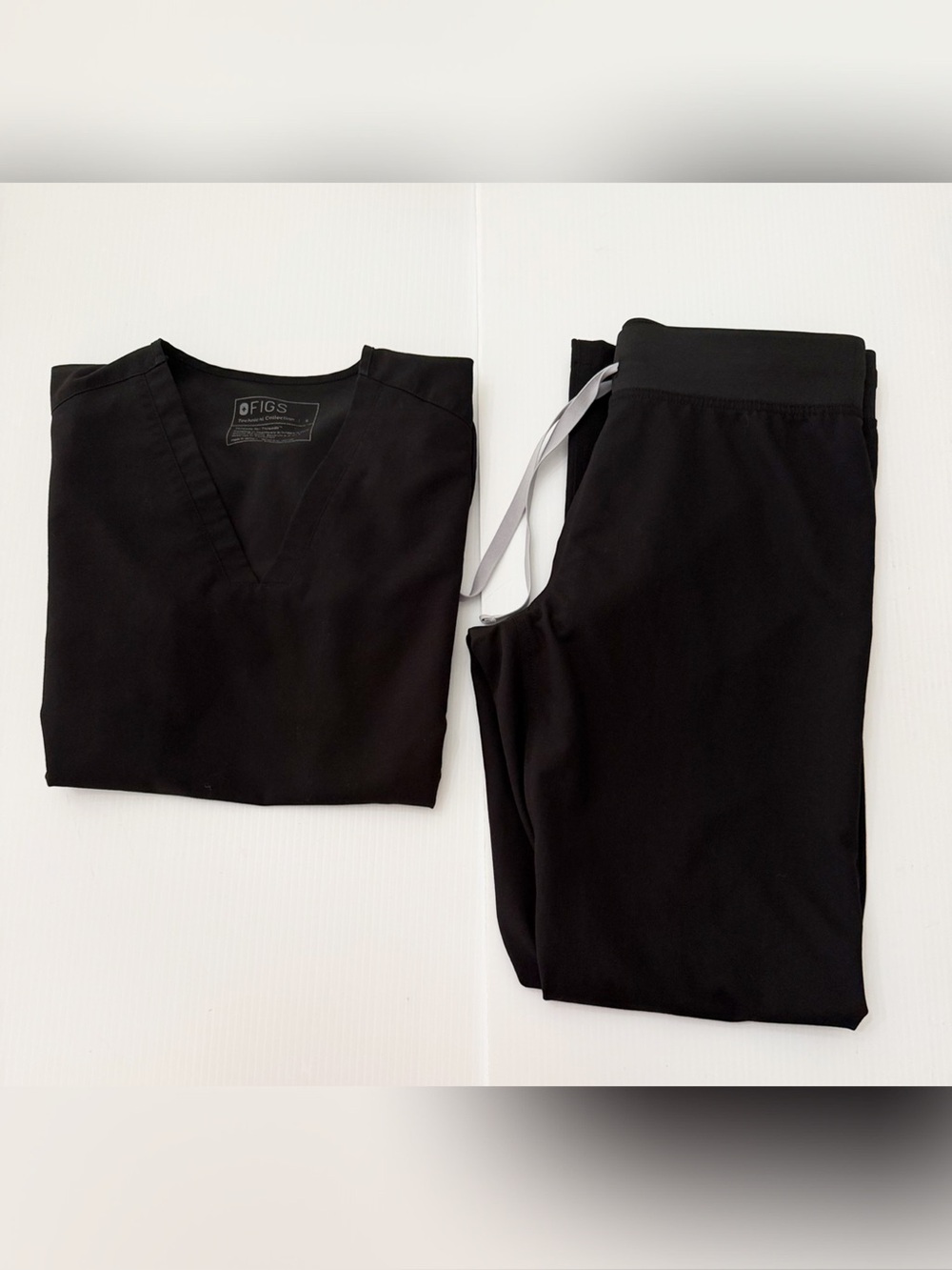 FIGS Women’s Black Scrub Set - Casma Top & Livingston Basic Scrub Pants Size S